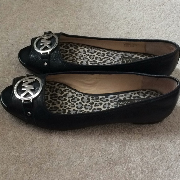 MICHAEL KORS BLACK OPEN TOE FLATS - Picture 2 of 4